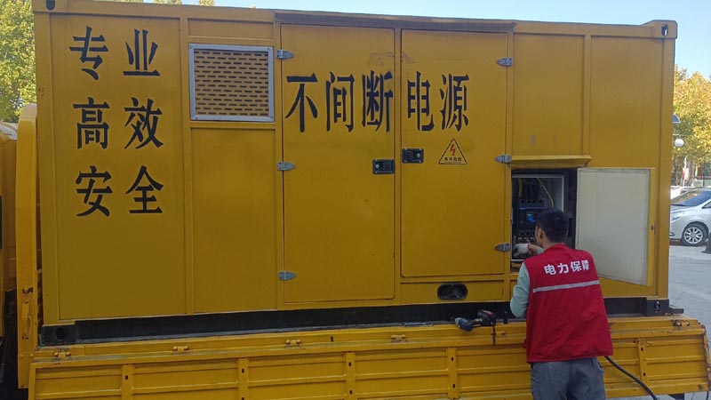 南郊柴油发电机组和UPS电源配合使用时，如何避免切换过程中的电力中断？